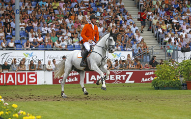 Jur Vrieling with Vdl Zirocco Blue N.O.P.