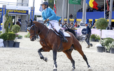 Danielle Goldstein with Dartbreaker 