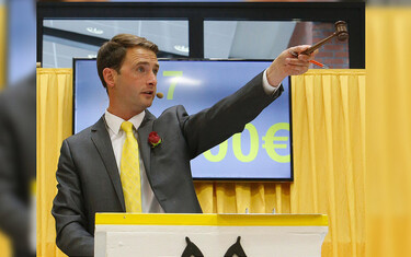 Completely concentrated: The Belgian auctioneer Frederik de Backer and his colleague Bernd Hickert take turns after having sold 25 horses.