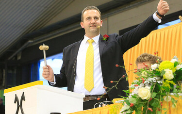 First, second, third: no bid escapes the attention of auctioneer Bernd Hickert. 