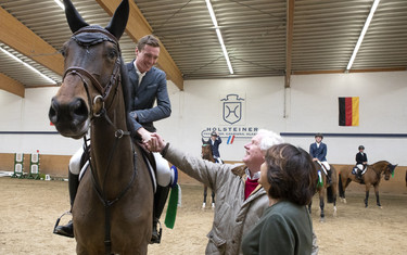 Pieter Clemens, winner of the invitation to the Calgary 2019 Summer Tour, that includes entry fees offered by the organiser and the horse’s flight offered by Riders Academy, awarded by: Eleonora Ottaviani coordinator of the Young Riders Academy, together with the President of the German Equestrian Federation Breido Graf zu Rantzau. Photo (c) IJRC.