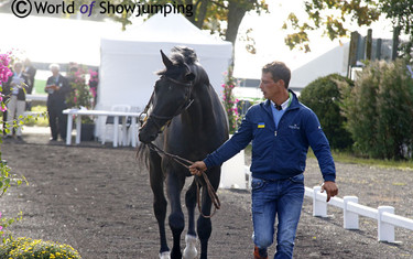 Chadino just wanted to bite in something - so when it wasn't Ferenc it was the reins. 