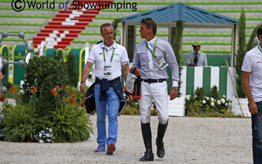 Jeroen Dubbeldam having a chat with the German Rene Tebbel, who trains the team from Ukraine. 