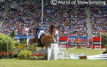 Julien Epaillard and Qarat de la Loge had some difficulties with the water jump. 
