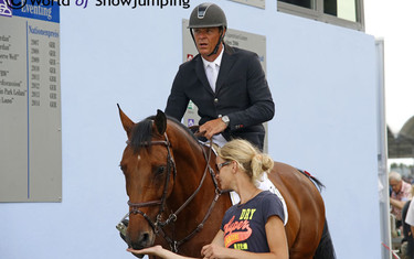 Jeroen Dubbeldam's Zenith SFN gets a treat from his groom Rike.