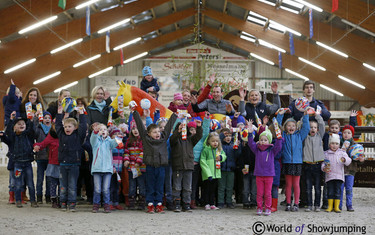 The children in Haselünne painted the plastic horse that was sold on Saturday evening's auction. 