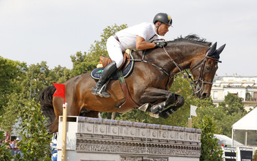 Oleksandr Onyshchenko with Valentino Velvet