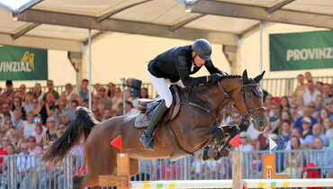 Marc Houtzager and Sterrehof's Dante win the CSI4* Grand Prix in Münster