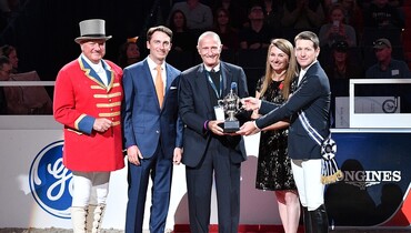McLain Ward and Lauren Hough awarded at Washington International Horse Show