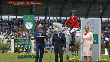 Laura Kraut awarded as Leading Rider in Aachen, Zeremonie Best Horse