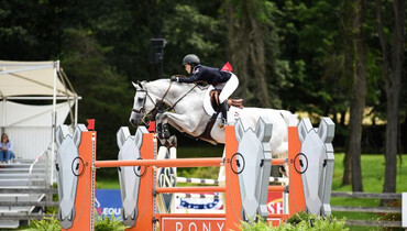 USET Foundation awards Maxine Beard Trophy to Daisy Farish at 2018 Adequan/FEI North American Youth Championships