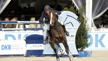 John Whitaker wins the qualification for the DKB-Riders Tour