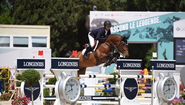 A double for Farrington, but Moya wins the big one on the opening day