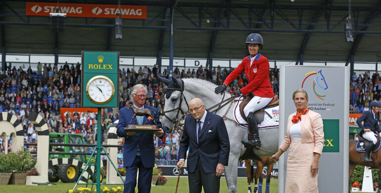 Laura Kraut awarded as Leading Rider in Aachen, Zeremonie Best Horse