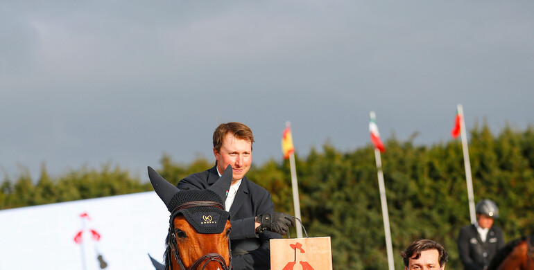 Douglas Lindelöw and Casco Blue take the top honours in the CSI4* 1.50m Tío Pepe Trophy at the Sunshine Tour