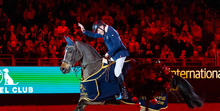 John Whitaker and Sharid win The Santa Stakes in London