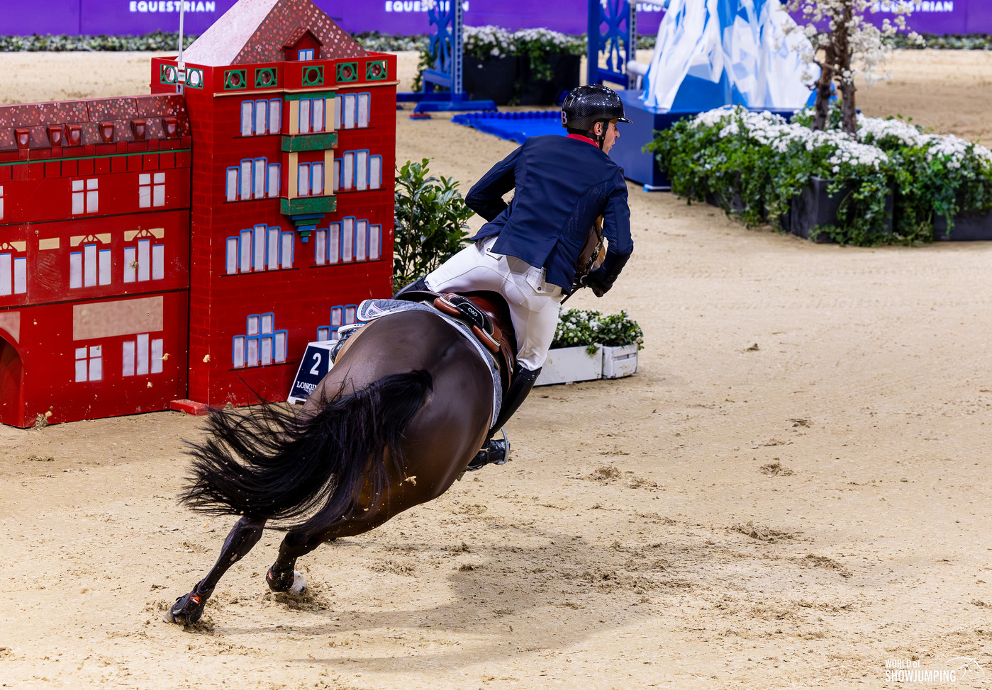 Highlights from the first round of the Longines FEI Jumping World