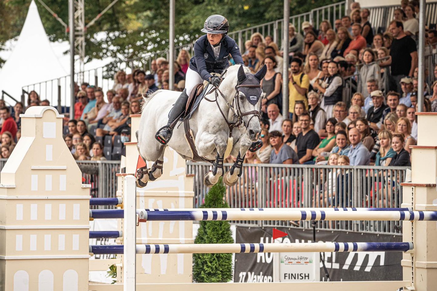 Sophie Hinners and Churchill 48 open with a home win in Münster